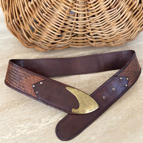 Vintage woman’s brown leather belt with brass buckle waived design sz 30/32 - Picture 3 of 8